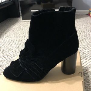 Black velvet Zara booties, worn once, beautiful 🖤